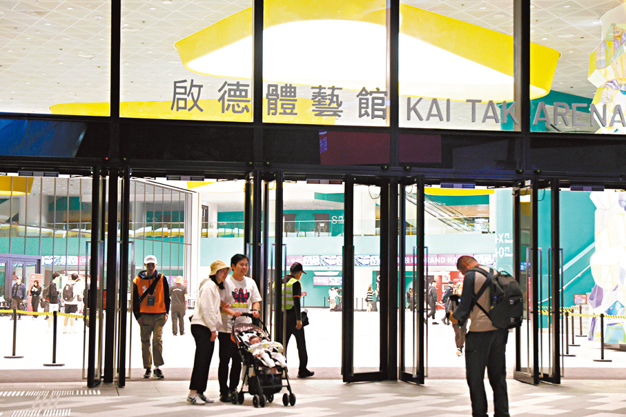 ●啟德體育園室內運動場體藝館首次舉行籃球測試賽。 香港文匯報記者萬霜靈 攝