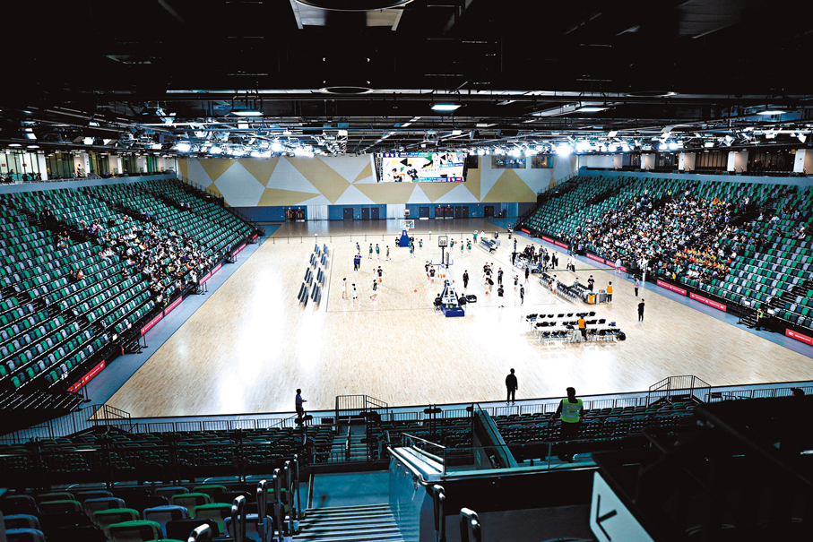 ●有入場人士指體藝館相對香港其他場館明亮開闊，現場氣氛熾熱。 香港文匯報記者萬霜靈 攝