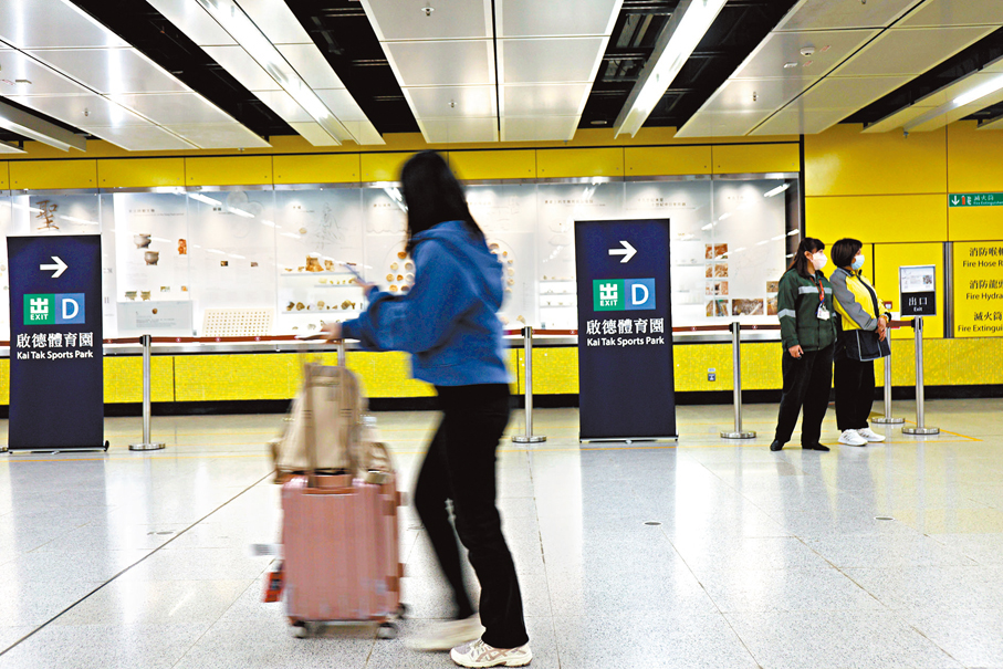 ●啟德站豎立多處標識，指引市民前往體藝館。 香港文匯報記者萬霜靈  攝