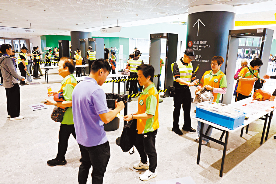 ●啟德體藝館入場安檢總體暢通。 香港文匯報記者萬霜靈  攝