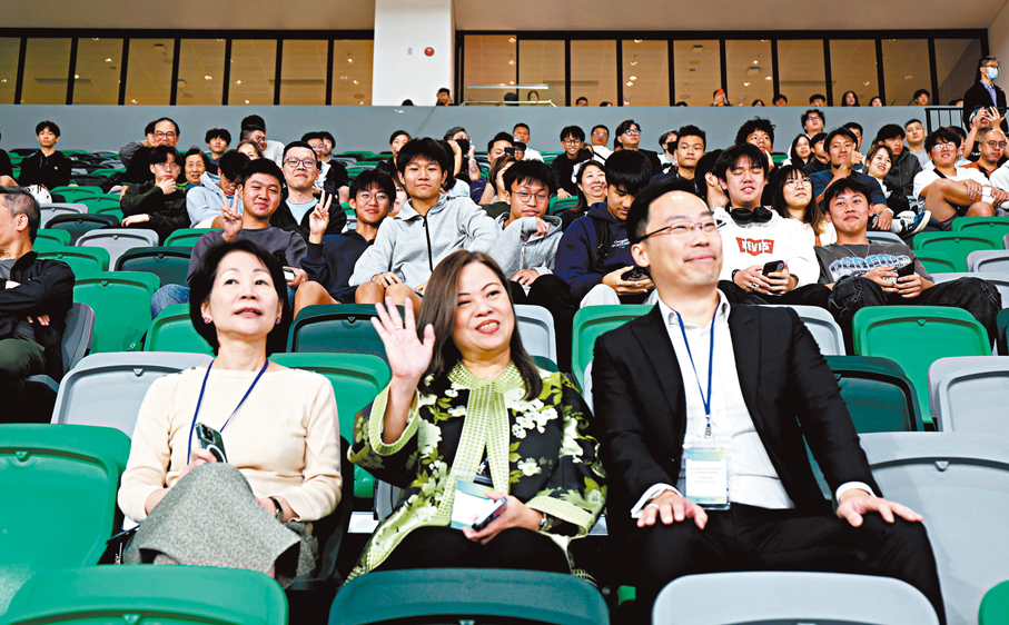 ●羅淑佩到場觀看香港隊U22對香港城市大學的賽事。 香港文匯報記者萬霜靈  攝