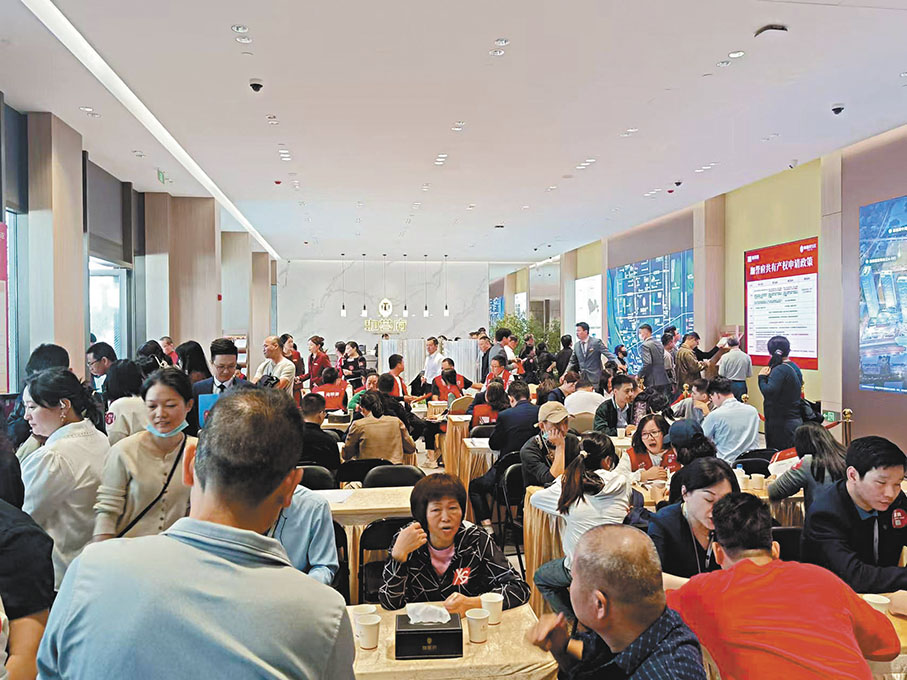 ●大量市民擠滿珈譽時尚花園展示大廳。