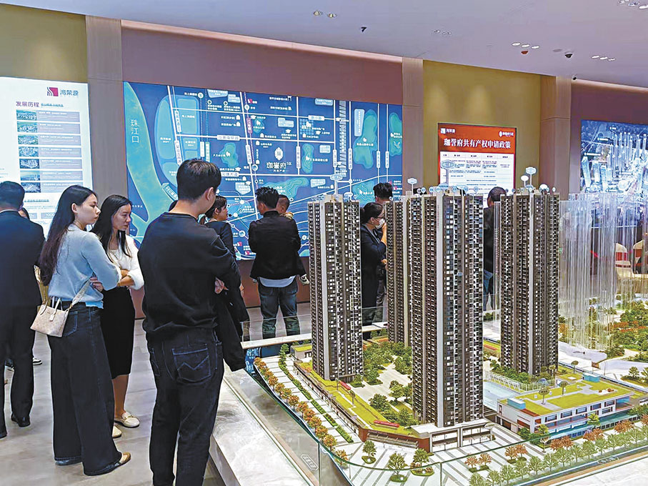 ●珈譽時尚花園附近的交通、地鐵和教育設備成為該盤賣點，吸引市民前來了解。