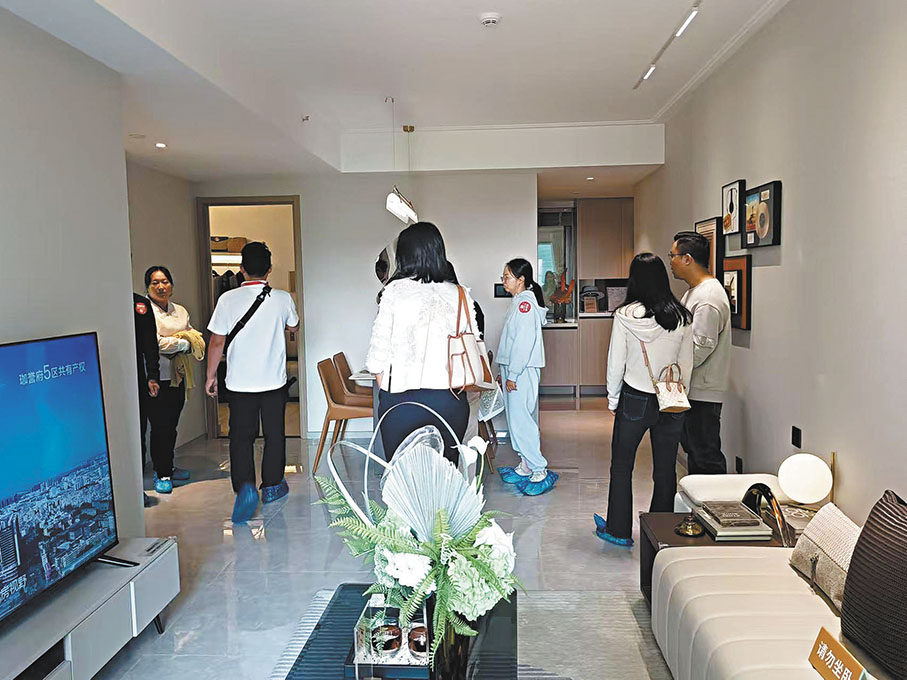 ●市民觀看珈譽時尚花園樣板房。