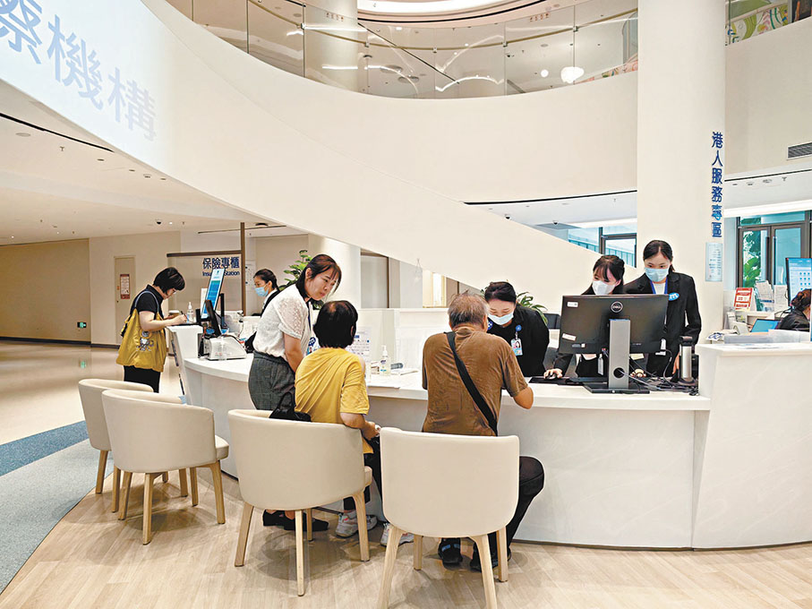 ●深圳試點建設內地首家外商獨資醫院。深圳目前已開設12家港資醫療機構，佔全省四成。圖為深圳和睦家醫院。 香港文匯報記者郭若溪  攝