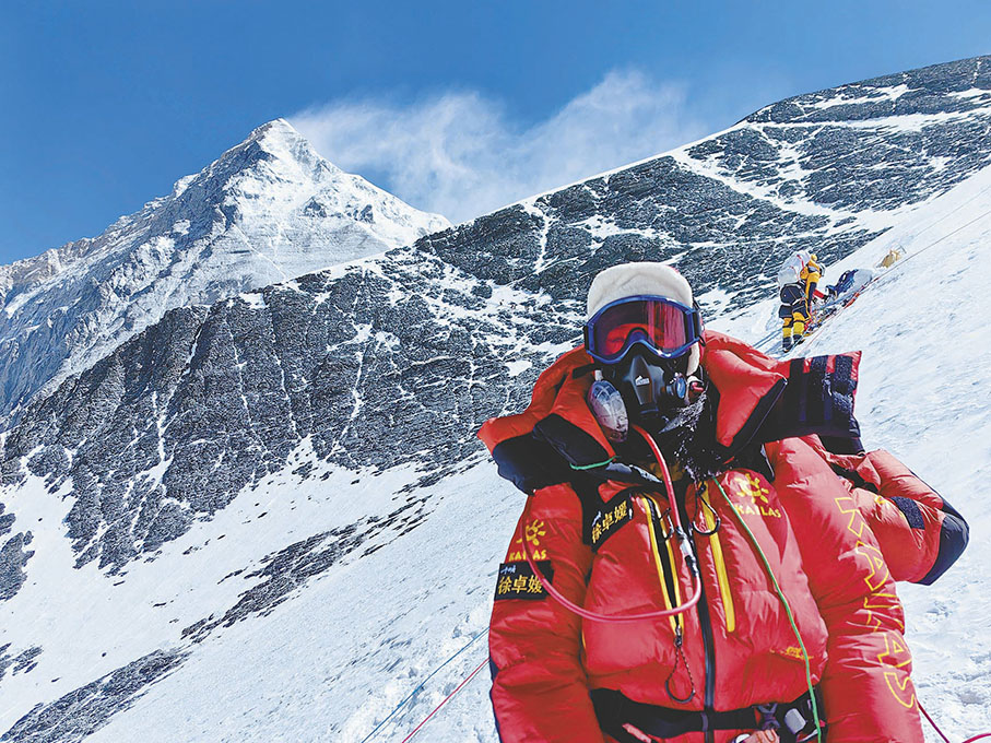 ●徐卓媛在登頂珠峰途中。 香港文匯報長沙傳真