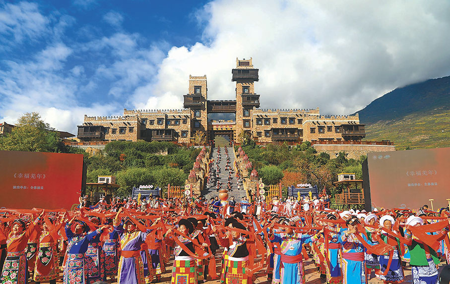 ●2024年11月1日，在四川省阿壩藏族羌族自治州茂縣中國古羌城，當地羌族群眾載歌載舞慶祝羌年。 新華社