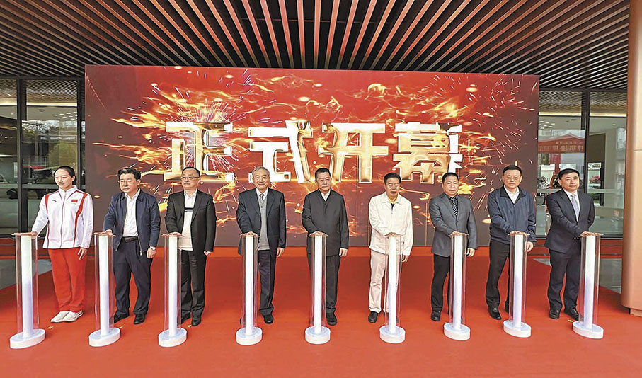 ●嘉賓為曾憲梓事跡展覽館開幕啟動。 香港文匯報記者帥誠  攝