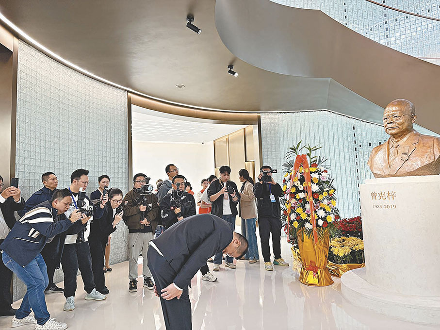 ●曾智明向曾憲梓銅像鞠躬並獻花。 香港文匯報記者黃寶儀  攝