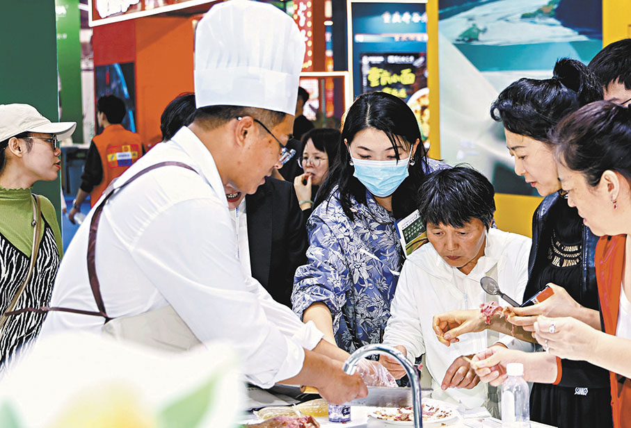 ●2024全球高端食品及優質農產品（深圳）博覽會在深圳會展中心開幕。現場許多展位吸引了不少人品嘗打卡。