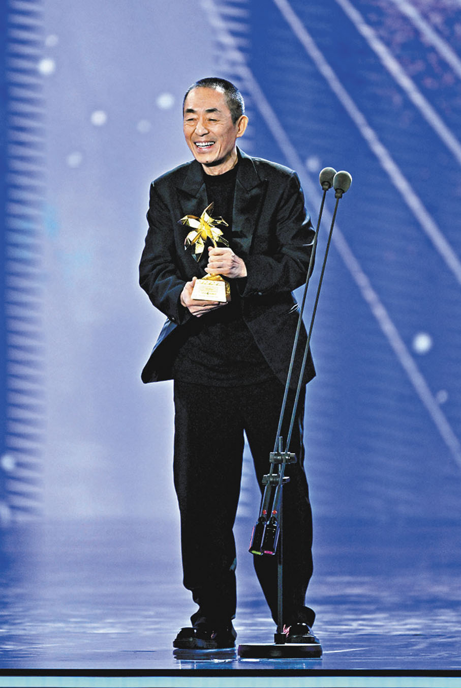 ●張藝謀上台領終身成就獎。  中新社