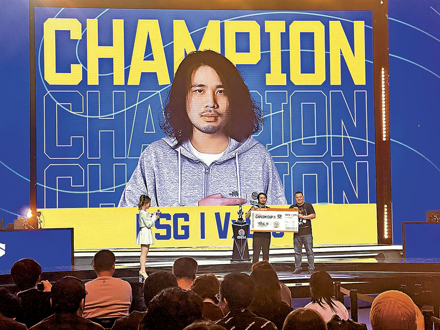 ●Vxbao賽後接受頒獎。  香港文匯報記者夏微  攝
