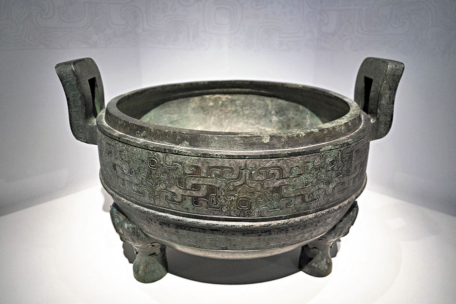 ●「秦陵第一鼎」或為百戲表演中「扛鼎」的道具。