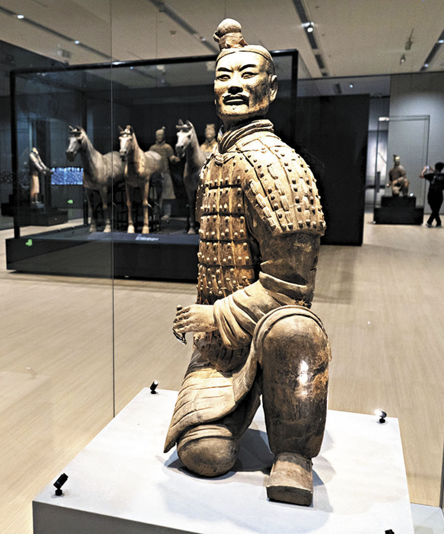 ●秦陵出土的跪射武士俑。