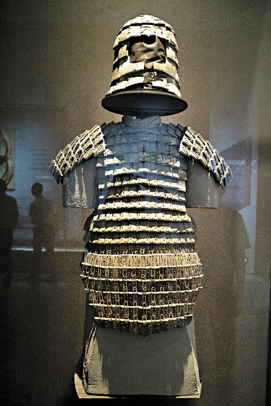 ●秦始皇陵石鎧甲坑出土的石胄和石鎧甲。