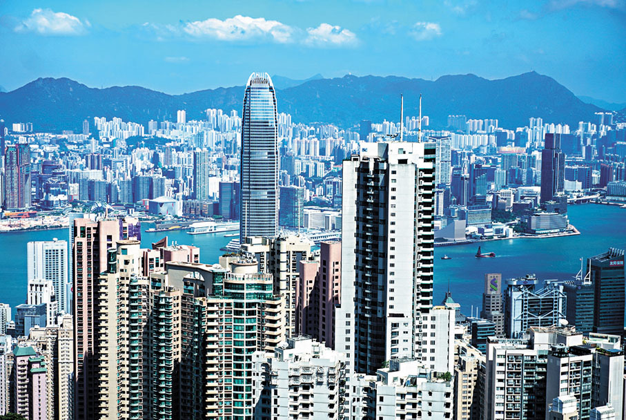 ●過去幾年受累疫情，不只香港出現財赤，英美等地財政狀況也欠佳。