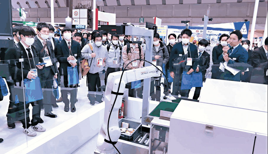 ●梅卡曼德研發的工業機器人在日本展會上展示。香港文匯報北京傳真