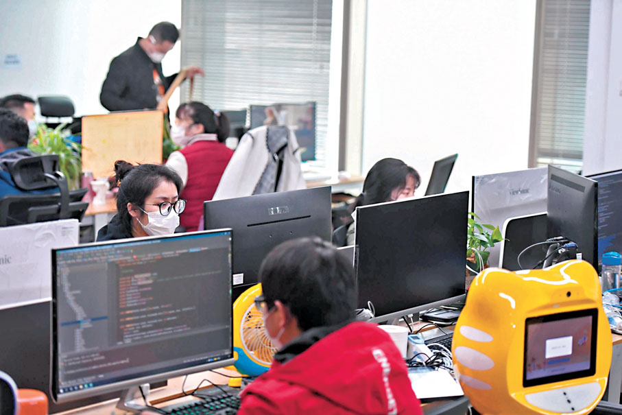 ●國家網信辦啟動專項治理，明確提出要增強算法向上向善服務保護網民合法權益。圖為工作人員在編寫程式代碼。 資料圖片