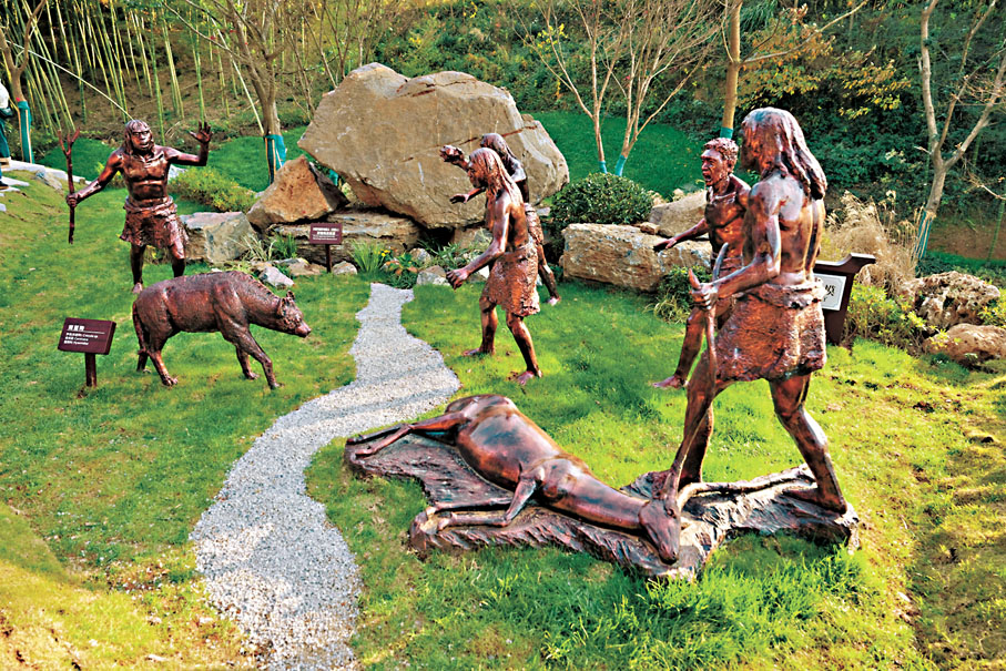 ●12月6日在位於安徽省池州市東至縣的華龍洞遺址拍攝的華龍洞人狩獵場景復原。 新華社