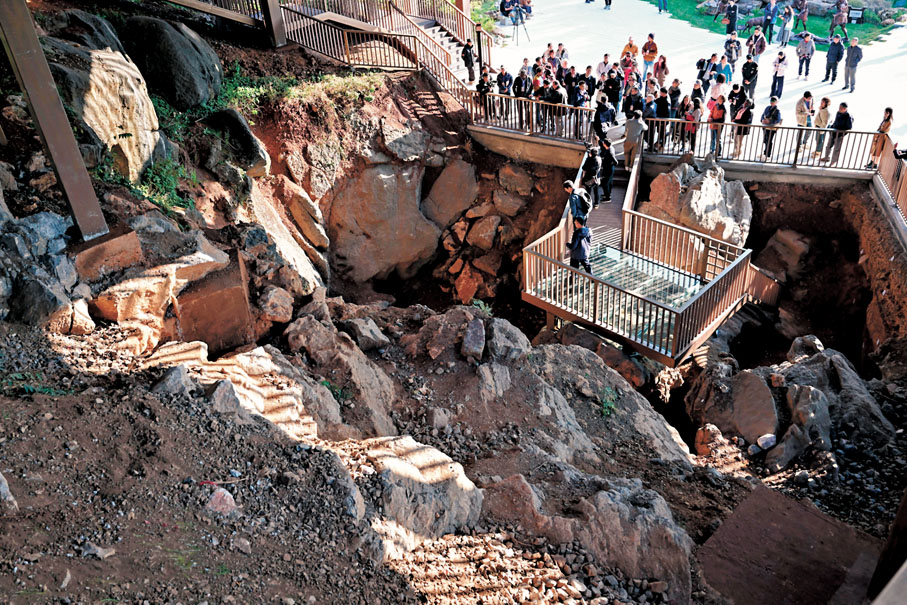 ●12月6日，觀眾在位於安徽省池州市東至縣的華龍洞遺址參觀。新華社