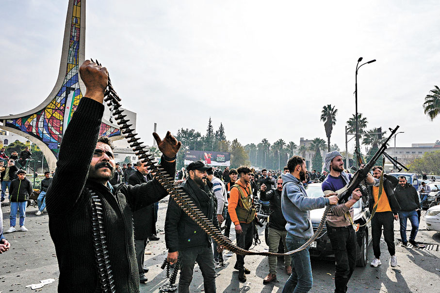 ●反對派武裝在大馬士革街道上向天開槍慶祝。 美聯社