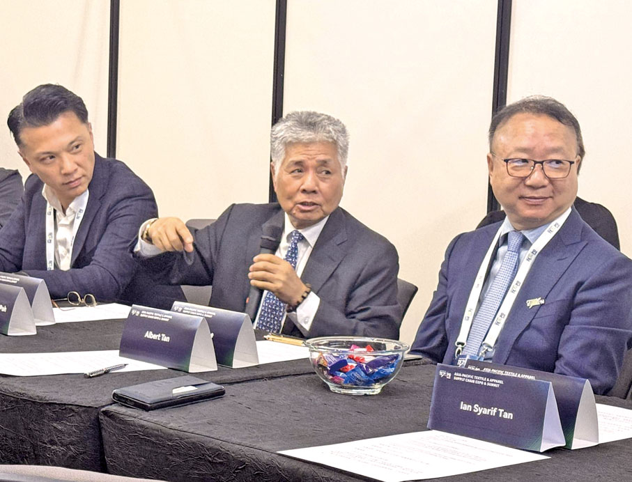 ●楊勳會長（中）於會議上發言，左為陳祖恒議員，右為中紡聯會長孫瑞哲。