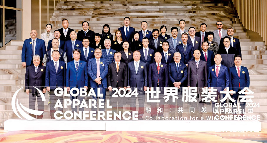 ●在全球時尚產業日益緊密聯繫的大背景下，楊勳（前排左一）秉持「品牌生態圈」理念，持續推動傳統服裝模式的轉型升級，並以創新精神為引領，為全球紡織服裝行業的可持續發展作出積極貢獻。
