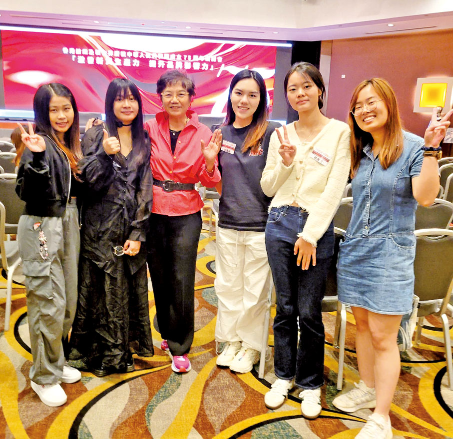 10月24日，副會長宋敏之（左三）安排理工大學時裝纺織學院参加纺職商會及紡織聯合辦的75周年國慶研討會。