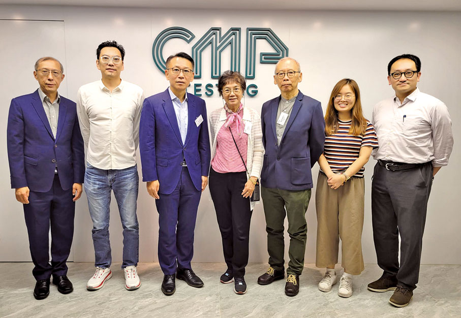 10月30日，副會長宋敏之（中）、會董鄭君威（右三）、鍾敬國（左二），拜訪香港廠商會檢定中心（CMA Testing），與董事局主席駱百強（左三）、首席營運總監林俊康（左一）、首席顧問趙家瑜（右一）、香港理工大學紡織系博士研究生劉燕珊（右二）了解CMA近數年來的發展及變化。