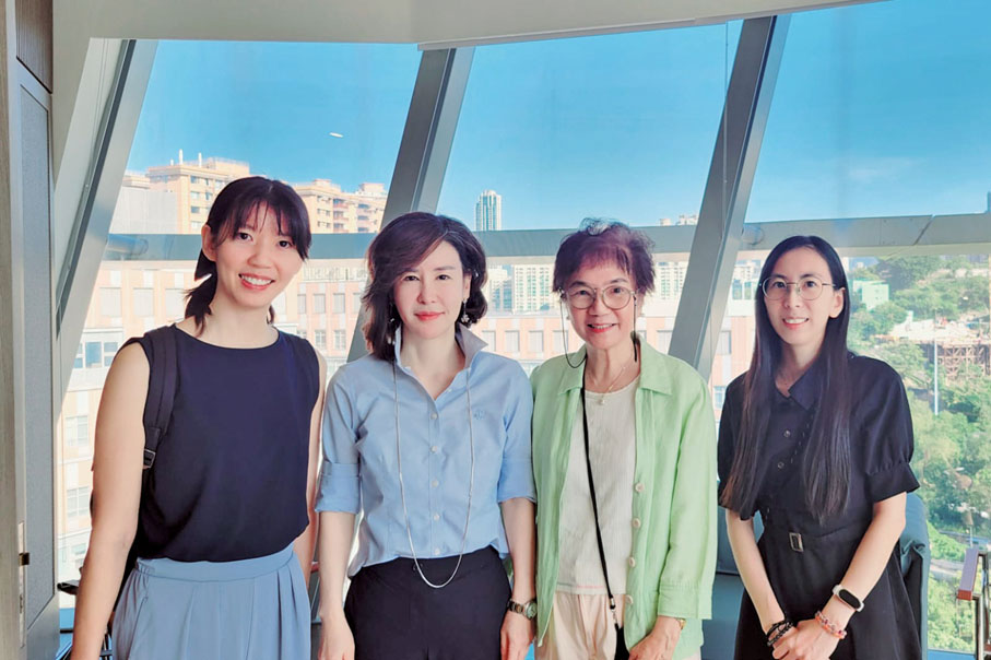 11月1日宋敏之副會長（右二）到理大時装纺織學院與趙艾琳院長（左二）、助理教授余芷慧博士（左一）助理教授姚美汝博士（右一）見面，挑選學生参加Student Travel Exchange Program Scholarship。