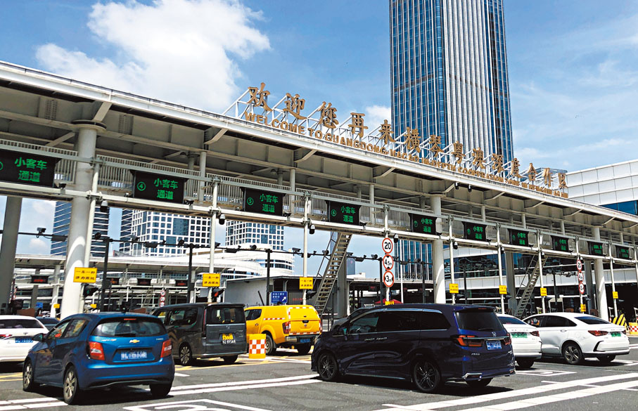 ●「澳車北上」完成備案的澳門私家車超過3.42萬輛。圖為車輛經過橫琴粵澳深度合作區「二線」。 香港文匯報記者方俊明  攝