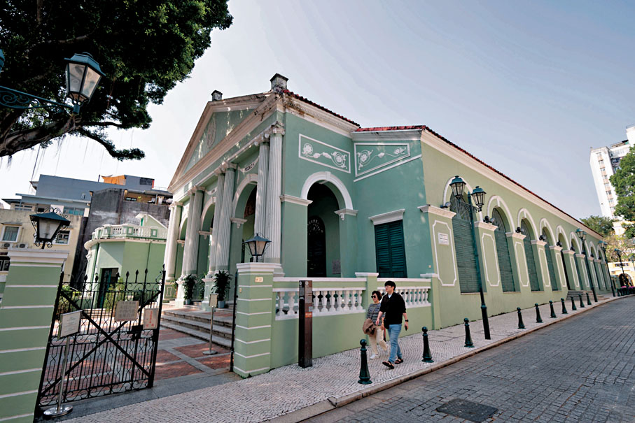 ●行人從崗頂劇院前走過。 新華社