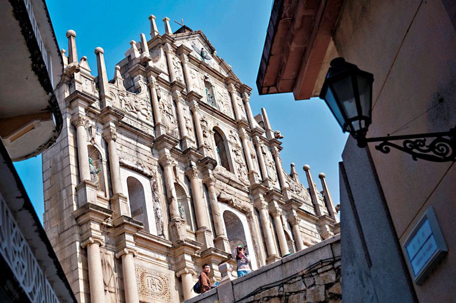 ●遊客在澳門大三巴牌坊前拍照。 新華社