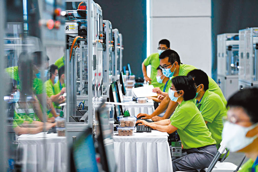 ●專家表示算法作為現代科學技術的重要成果，已經深刻嵌入社會發展的各個領域。圖為選手在工業大數據算法項目比賽中操作。 資料圖片