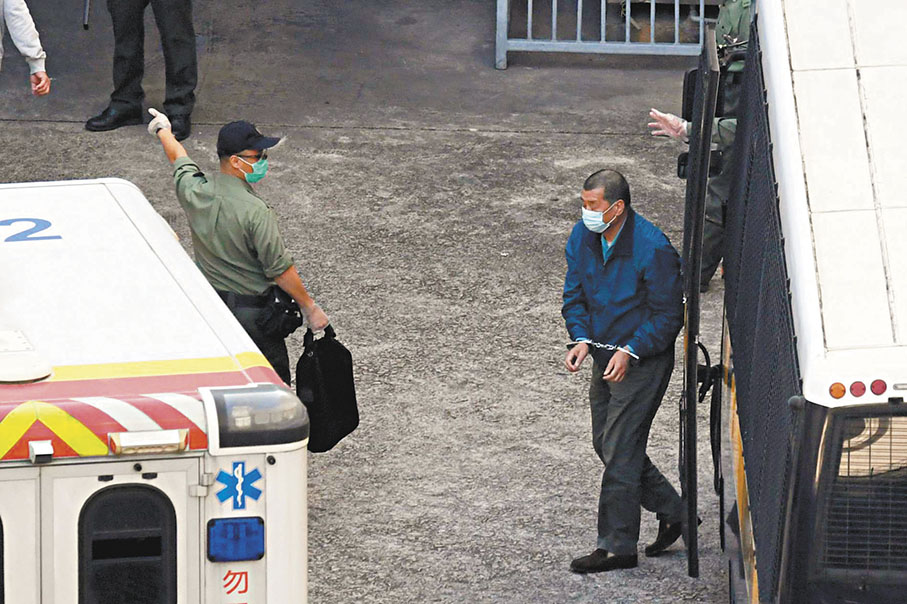 ●黎智英承認想外國社會譴責中方，從而令國安法變得不那麼嚴厲和有效。圖為黎智英由懲教署車輛押送至收押所。  資料圖片