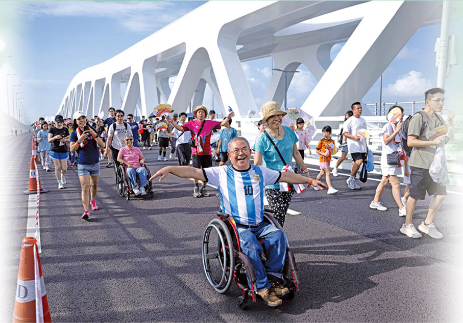 ●2024年9月29日，市民在澳門大橋上參與健步行活動。