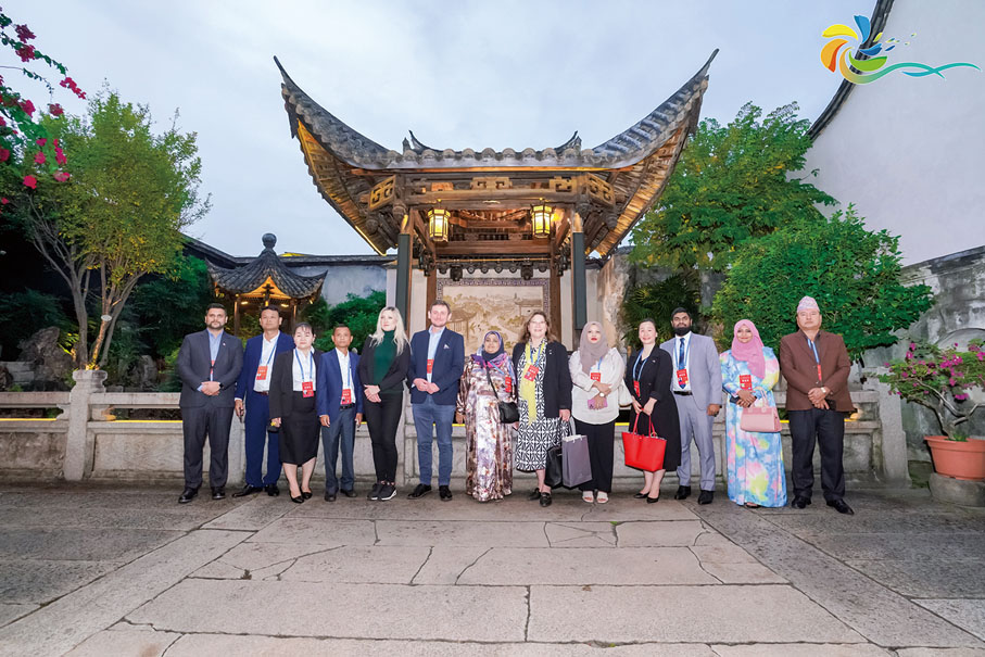 ●國際嘉賓們參觀福州三坊七巷歷史文化街區的衣錦坊水榭戲台。