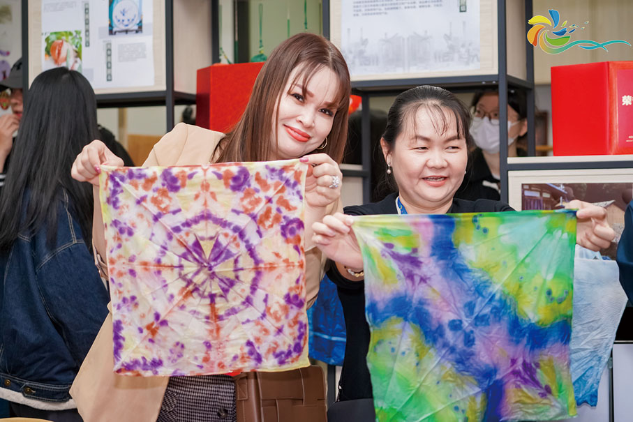 ●國際嘉賓們在福州體驗非遺文化。