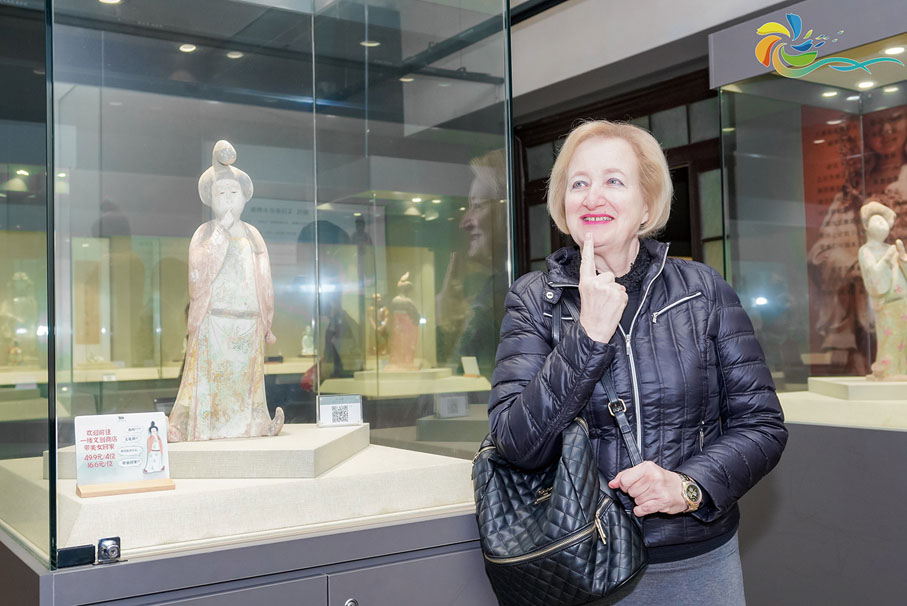 ●國際嘉賓們在福州參觀博物館，體驗中國文化。