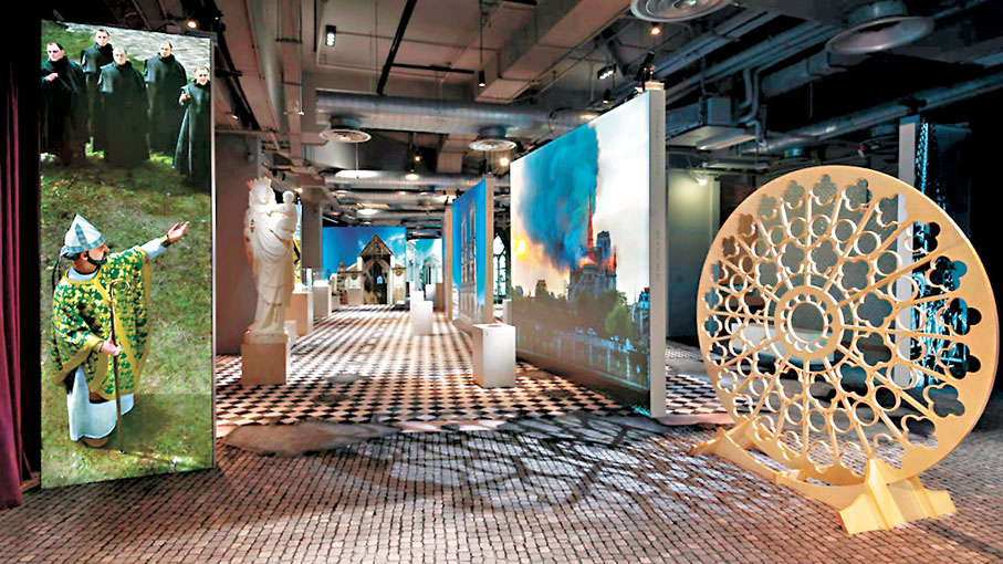 ●展覽安設了在大火中倖存的玫瑰窗的雕塑。