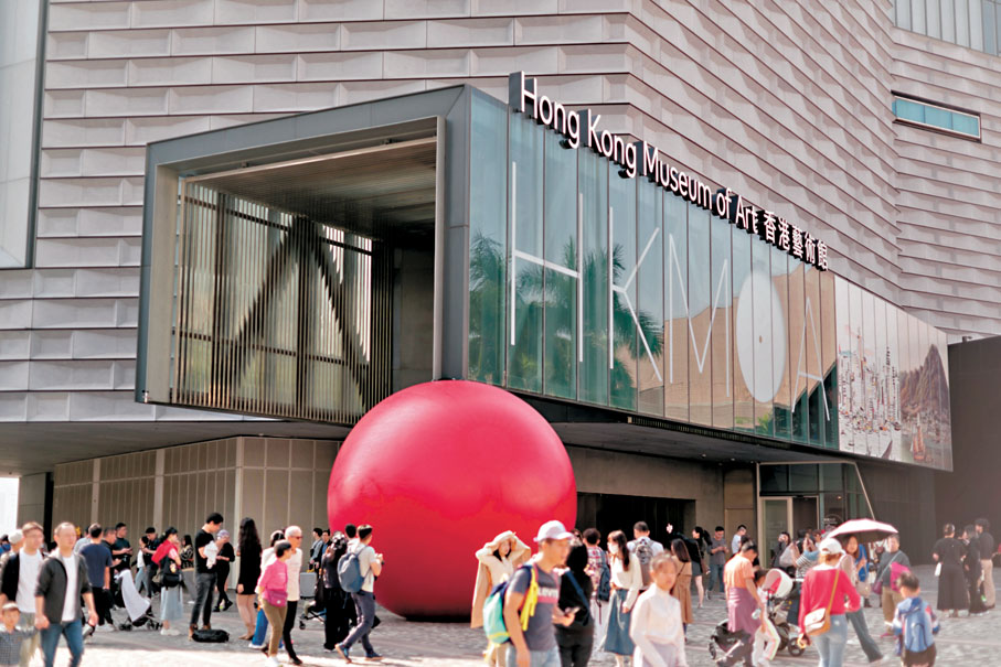 ●紅球現身香港藝術館外。   主辦方供圖