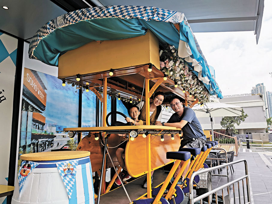 ●溫暖的木質裝飾及共用餐桌。