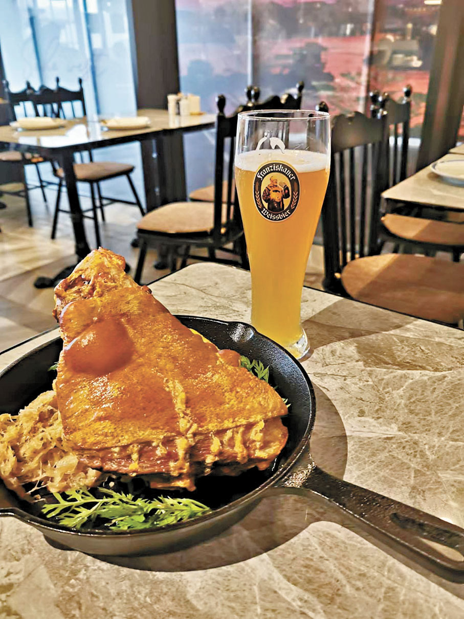 ●脆皮燒豬肘配酸椰菜及脆薯角配德國啤酒。