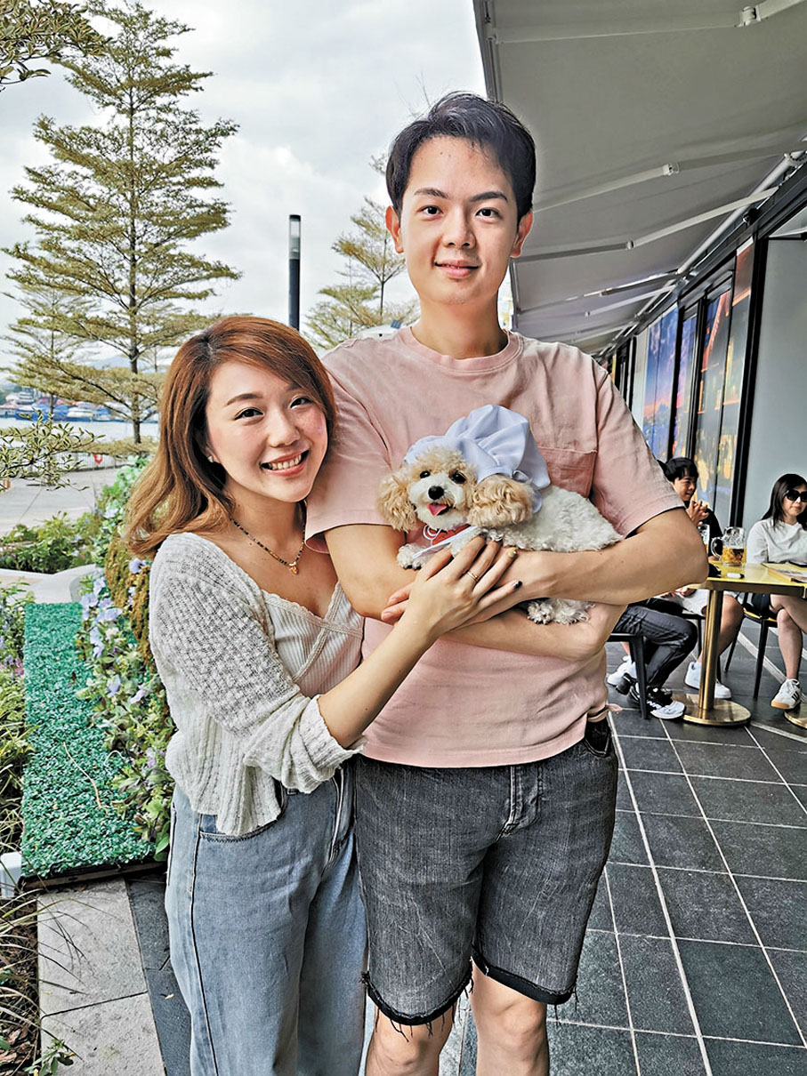 ●這對年輕夫婦擁有一隻明星狗狗，在餐廳十分受歡迎。