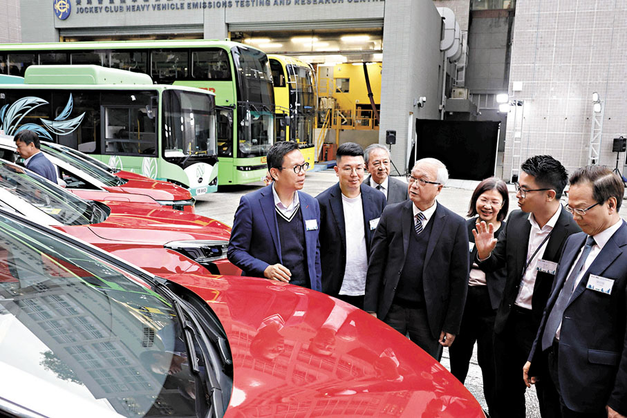 ●謝展寰(中)表示,有信心2050年達至車輛零排放。 香港文匯報記者 攝