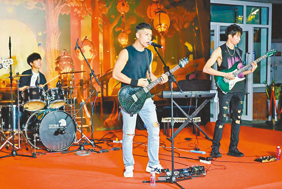 ●StirFry樂隊主唱葉嘉豪、主音吉他手葉勁智 、鼓手周嘉偉。受訪者供圖
