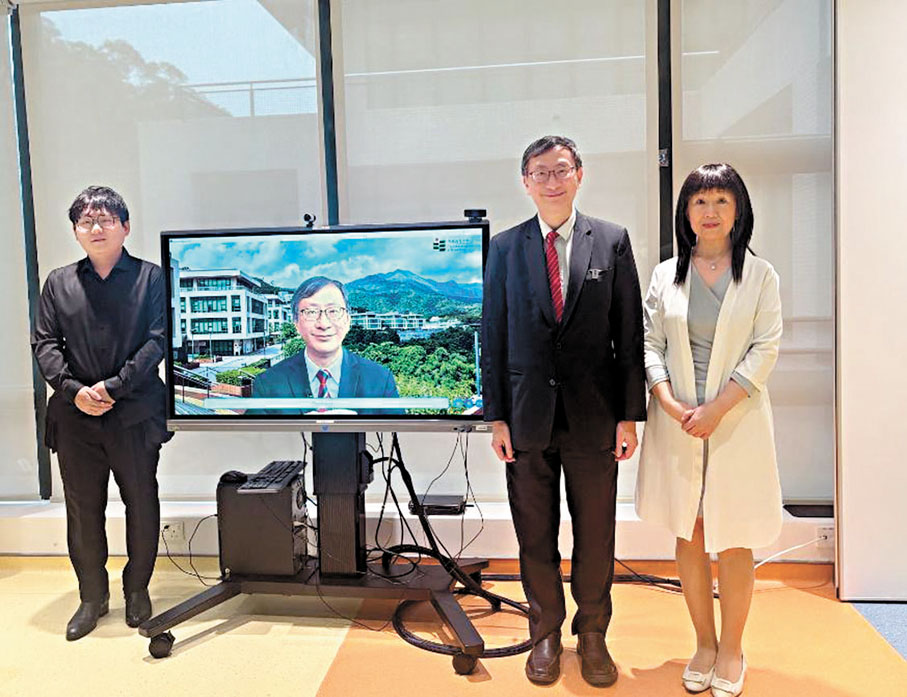 ● 李子建、宋燕捷及其團隊成員巫鎧屹與數字人「李校長」合照。 教大供圖