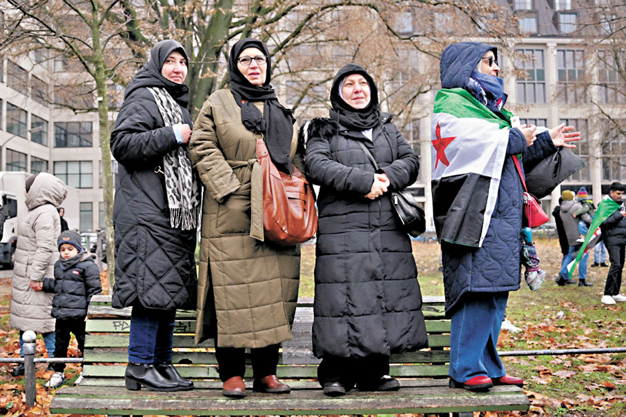 ●在德國的敘利亞人士上街慶祝巴沙爾政權倒台。 路透社