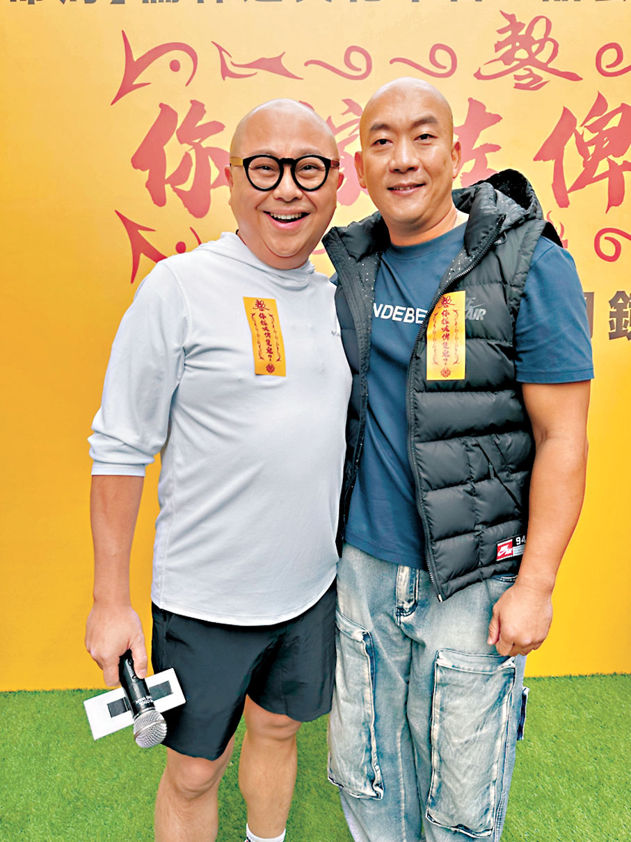 ●林盛斌輕拍李嘉的肩膊給予加持。