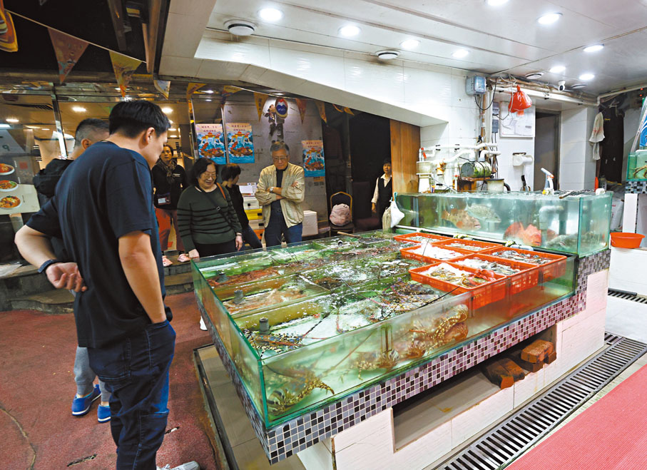 ●鯉魚門海鮮舖期待人流增加能帶動海鮮業。香港文匯報記者郭木又  攝